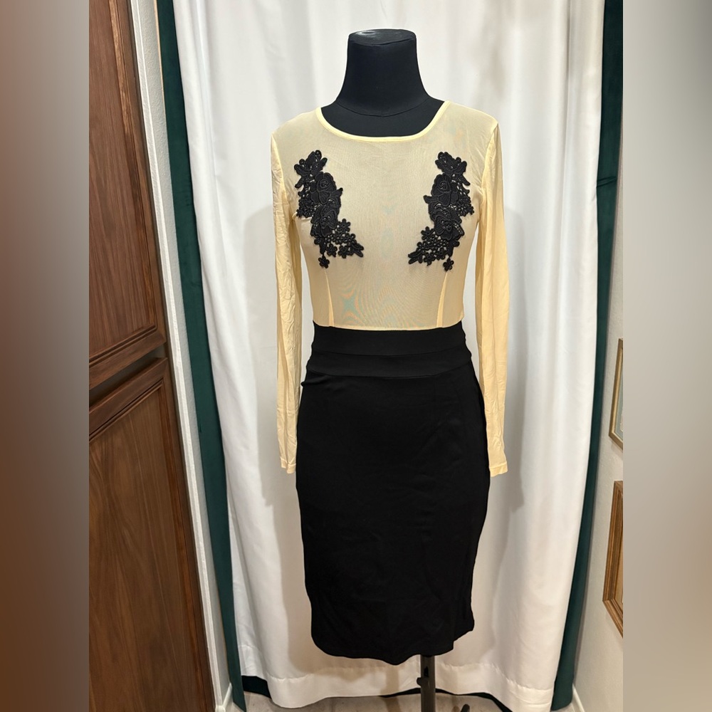Playful promises lace appliqué Long Sleeve Dress size M